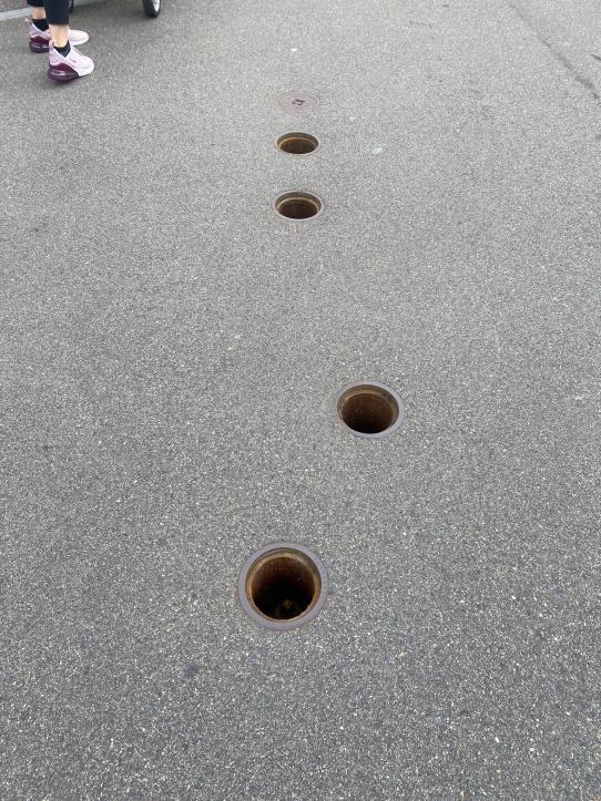 Aufnahme der Strasse mit den fehlenden Schachtdeckeln
