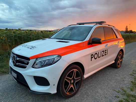 Patrouillenfahrzeug bei Sonnenuntergang