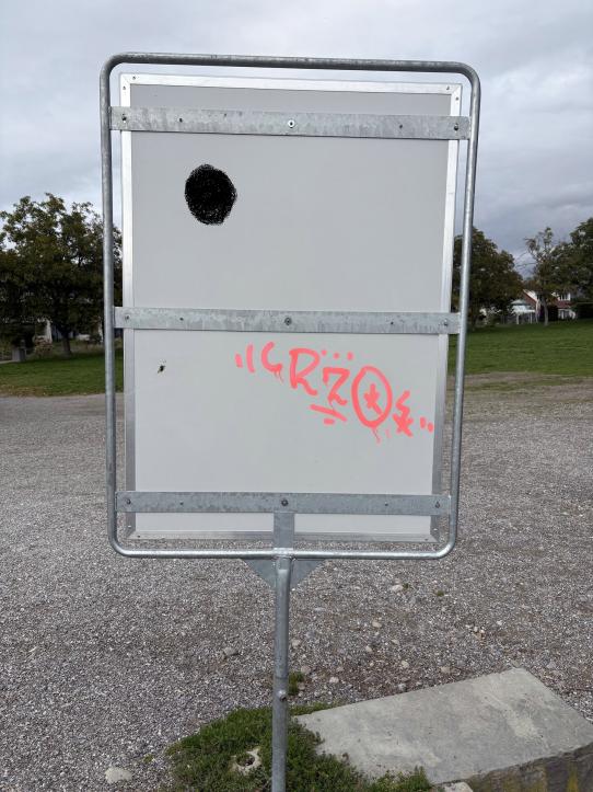 Infotafel mit Tag auf der Rückseite