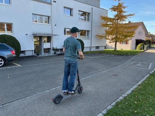 E-Trottinett auf Trottoir